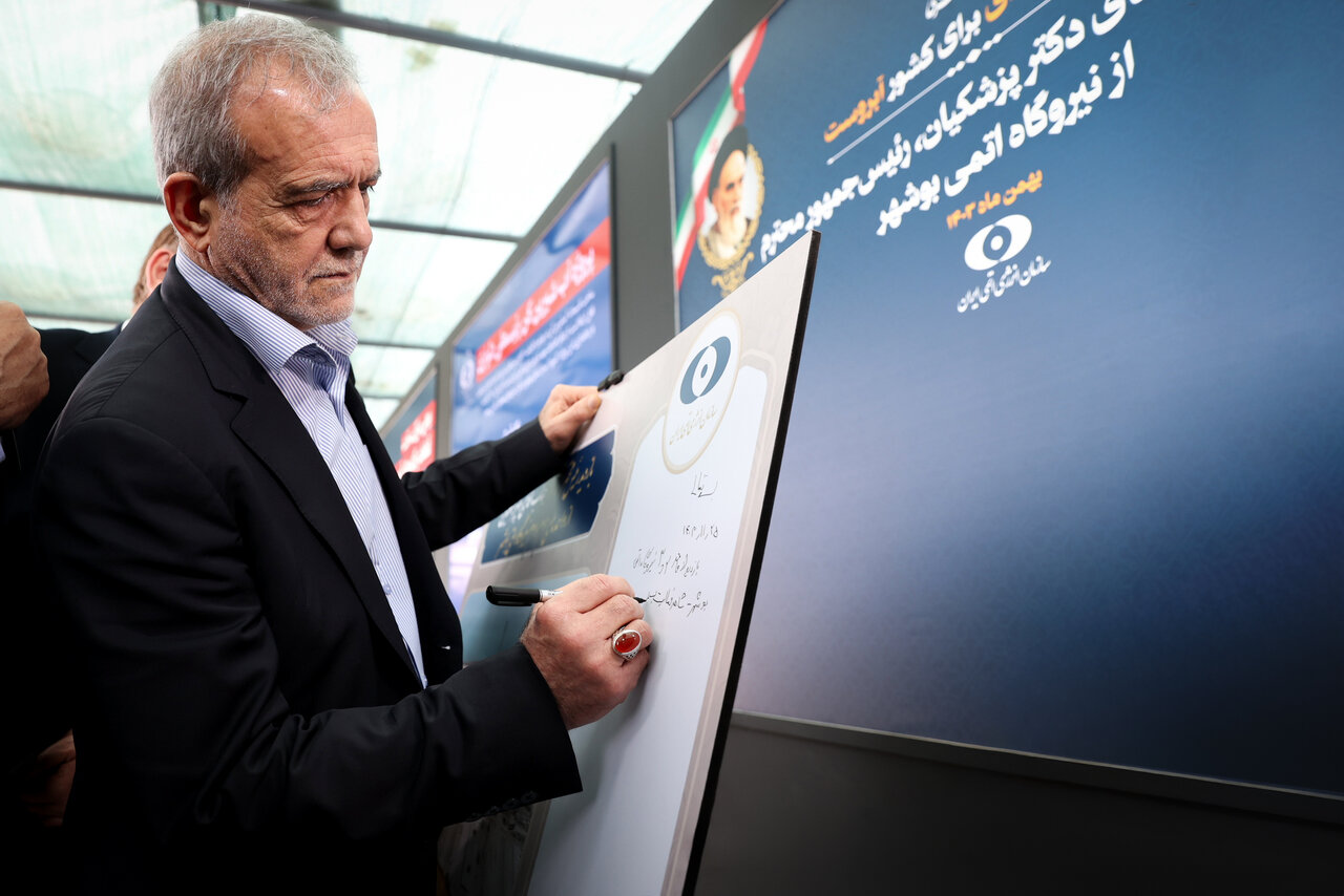 تصاویری از بازدید رئیس جمهوری از نیروگاه هستهای بوشهر/ توضیحات رئیس سازمان انرژی اتمی درباره فازهای مختلف نیروگاه به پزشکیان