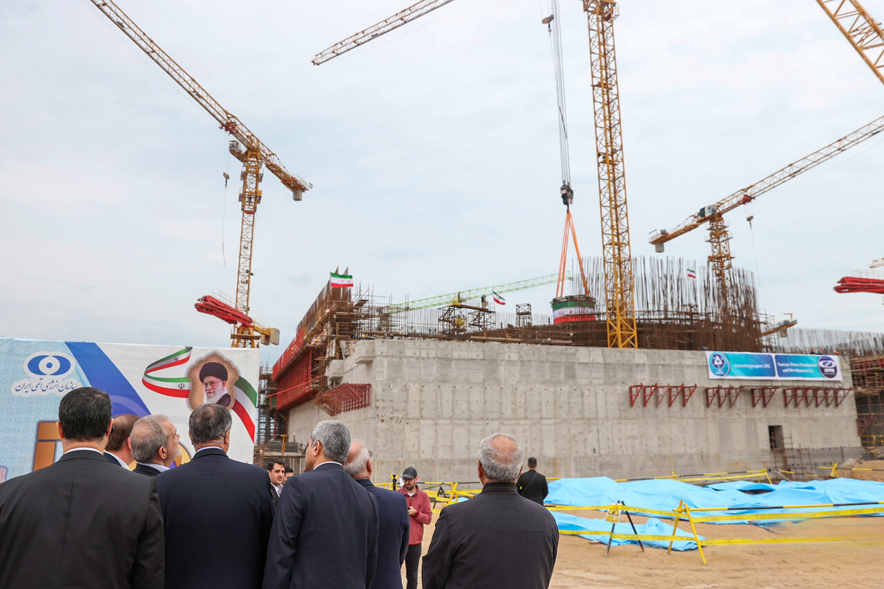 تصاویری از بازدید رئیس جمهوری از نیروگاه هستهای بوشهر/ توضیحات رئیس سازمان انرژی اتمی درباره فازهای مختلف نیروگاه به پزشکیان