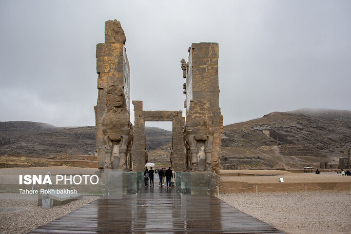 تخت جمشید در باران