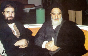 عکس | لبخند امام خمینی در یک دیدار ویژه؛ مهمان خارجی که بود؟ رفتار صمیمانه حاج سید احمد خمینی با مهمان خارجی عکس | لبخند امام خمینی در یک دیدار ویژه؛ مهمان خارجی که بود؟ رفتار صمیمانه حاج سید احمد خمینی با مهمان خارجی