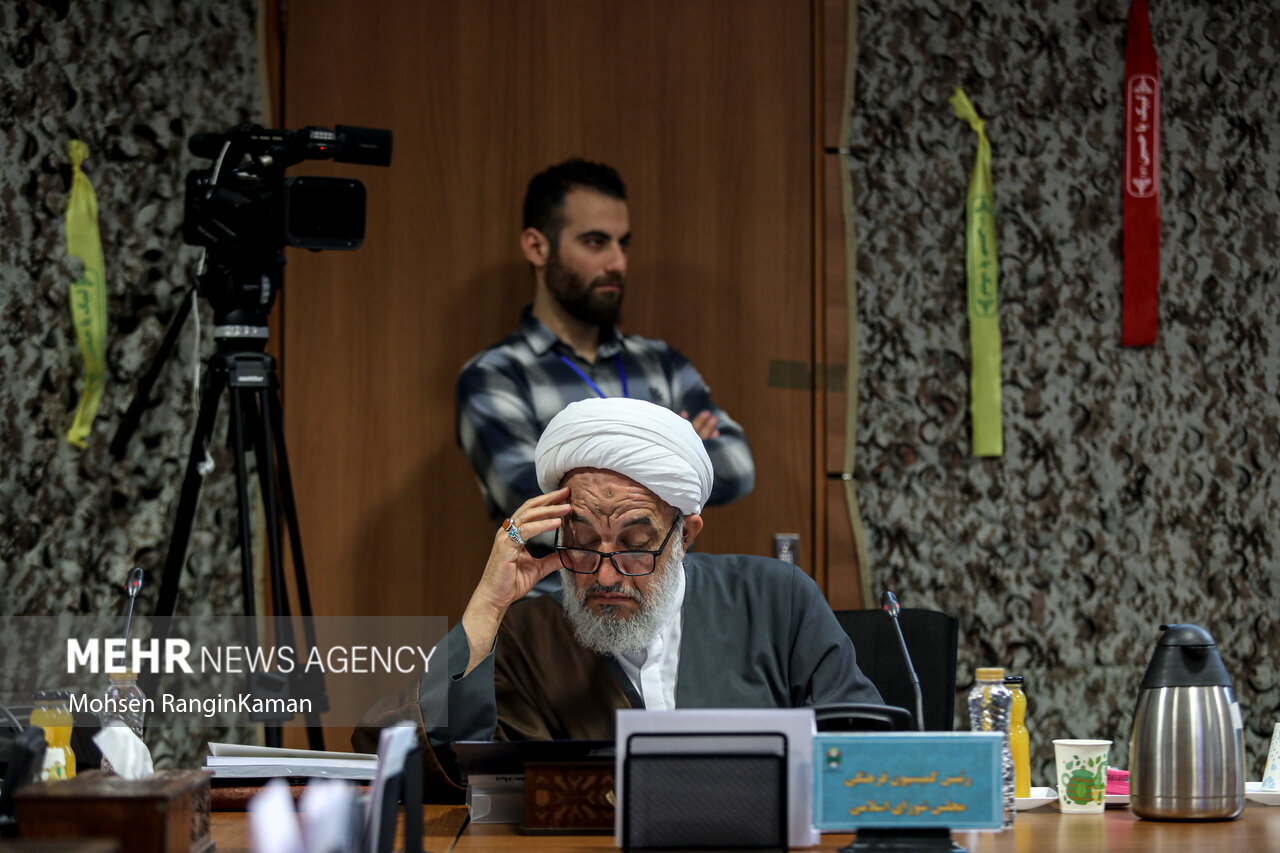 تصاویری از ژستهای مرتضی آقاتهرانی در یک جلسه رسمی