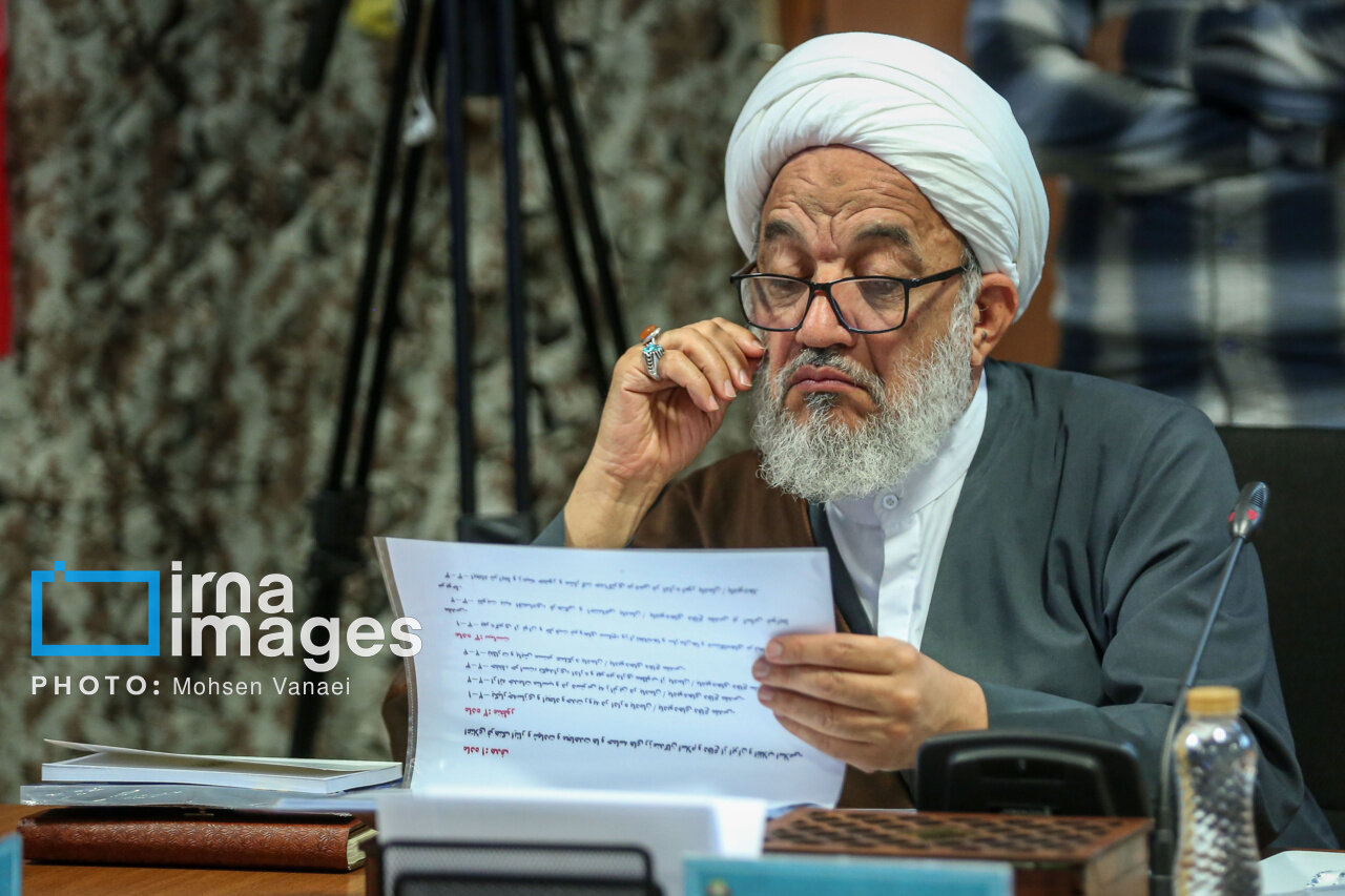 تصاویری از ژستهای مرتضی آقاتهرانی در یک جلسه رسمی