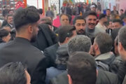 ببینید | شیطنت‌های خداداد عزیزی و محمدرضا شریفی‌نیا در کنار سیدجواد هاشمی در میان ازدحام مردم