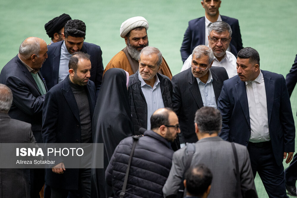 تصاویری از استقبال گرم نمایندگان مجلس از همکار سابق/ حلقه مجلسیها دور پزشکیان