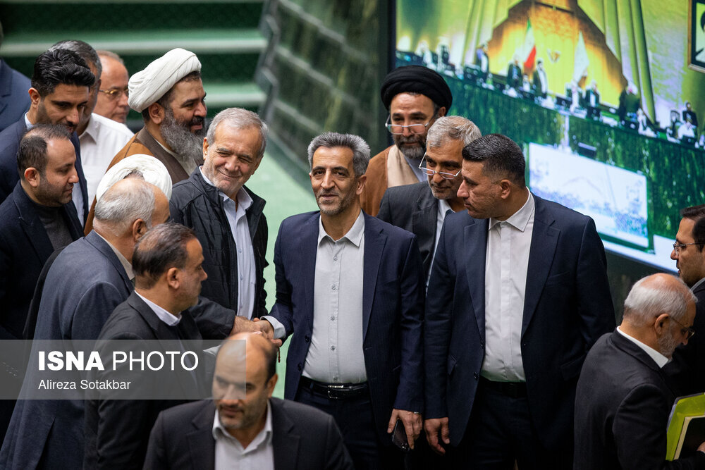 تصاویری از استقبال گرم نمایندگان مجلس از همکار سابق/ حلقه مجلسیها دور پزشکیان