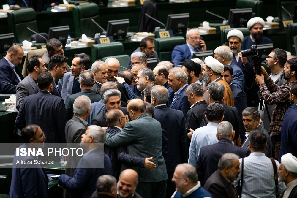 تصاویری از استقبال گرم نمایندگان مجلس از همکار سابق/ حلقه مجلسیها دور پزشکیان