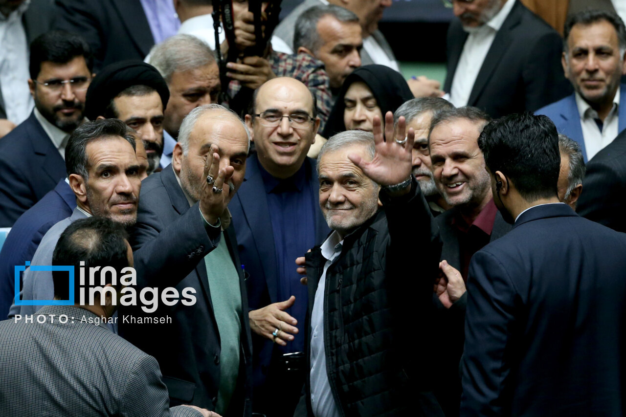 تصاویری از استقبال گرم نمایندگان مجلس از همکار سابق/ حلقه مجلسیها دور پزشکیان