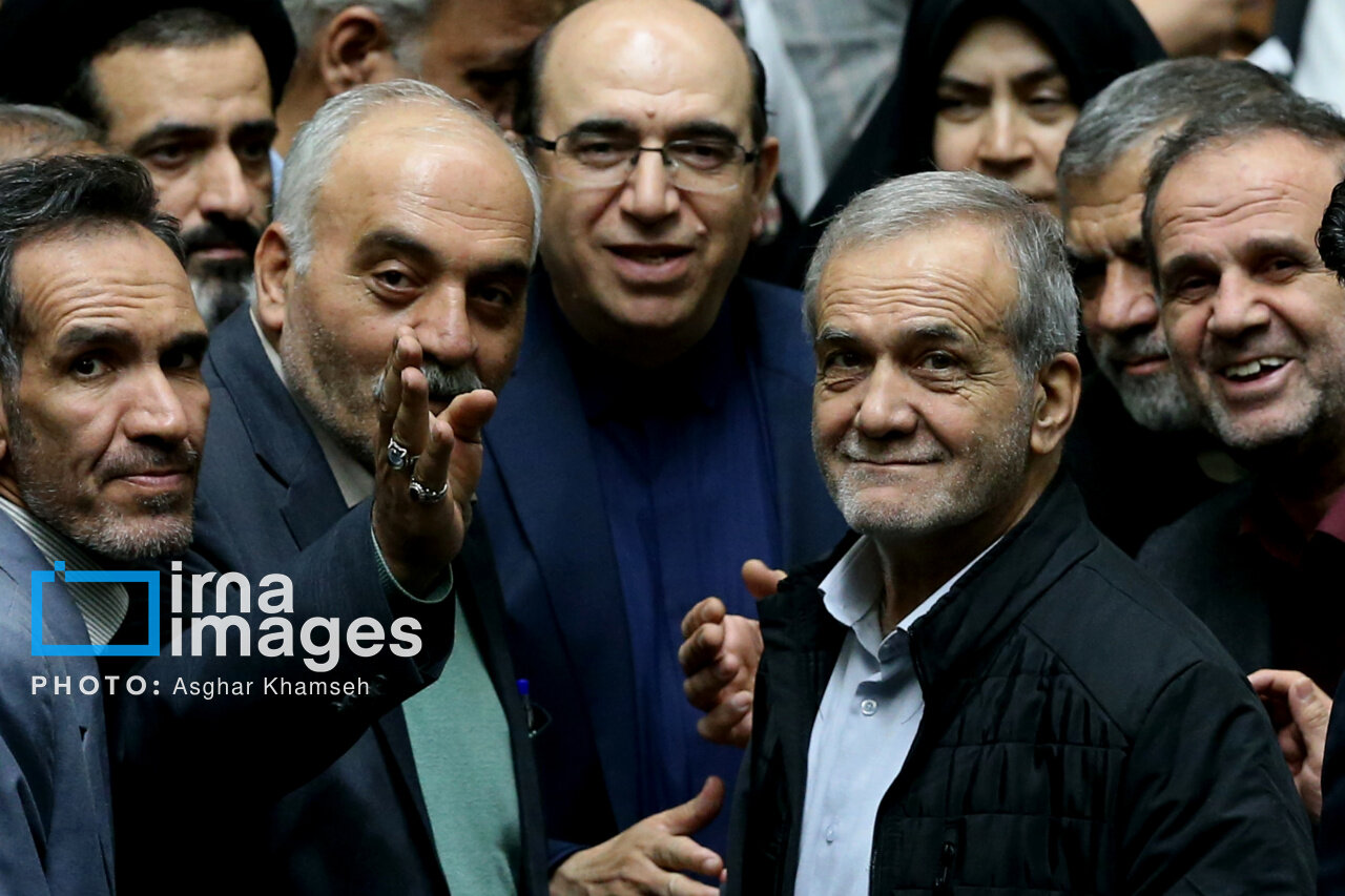 تصاویری از استقبال گرم نمایندگان مجلس از همکار سابق/ حلقه مجلسیها دور پزشکیان