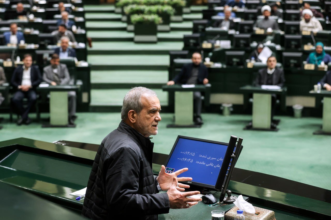 تصاویری از استقبال گرم نمایندگان مجلس از همکار سابق/ حلقه مجلسیها دور پزشکیان