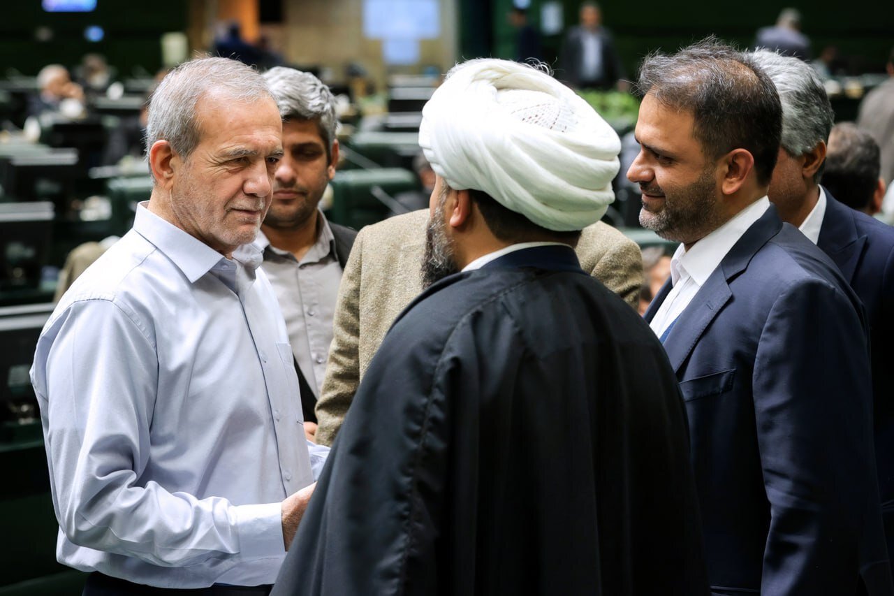 تصاویری از استقبال گرم نمایندگان مجلس از همکار سابق/ حلقه مجلسیها دور پزشکیان