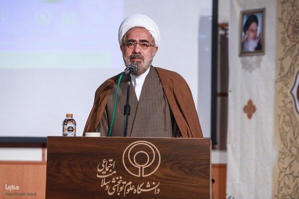جوادی آملی:  افرادی هستند که لباس روحانیت را سرقت بردند و کلمات آنها زهرآگین و سمّ مهلک است/ این‌ها ساقط خواهند شد؛ یا به دست خودشان یا دیگران