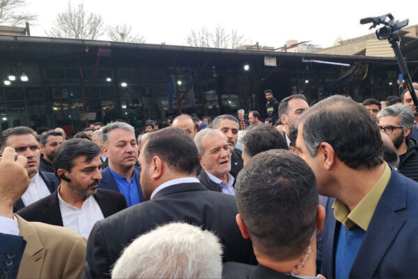 تصویری از گفتوگوی پزشکیان با کسبه بازار ترهبار شهریار