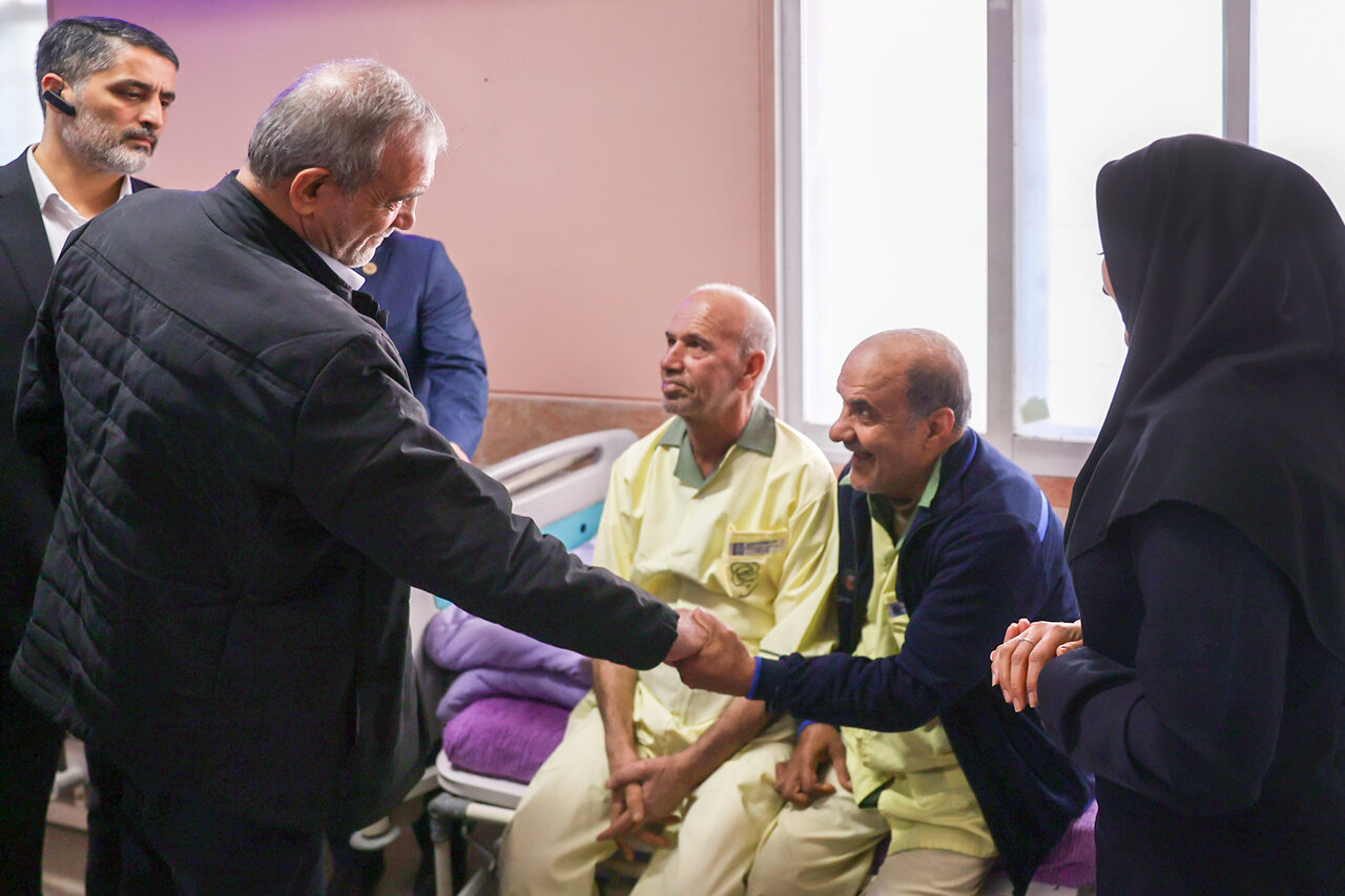 تصاویر عیادت پزشکیان از جانبازان در شهریار/ رئیس جمهوری پای صحبت ایثارگران 4 تصاویر عیادت پزشکیان از جانبازان در شهریار/ رئیس جمهوری پای صحبت ایثارگران