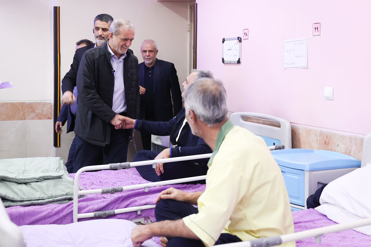 تصاویر عیادت پزشکیان از جانبازان در شهریار/ رئیس جمهوری پای صحبت ایثارگران 2 تصاویر عیادت پزشکیان از جانبازان در شهریار/ رئیس جمهوری پای صحبت ایثارگران