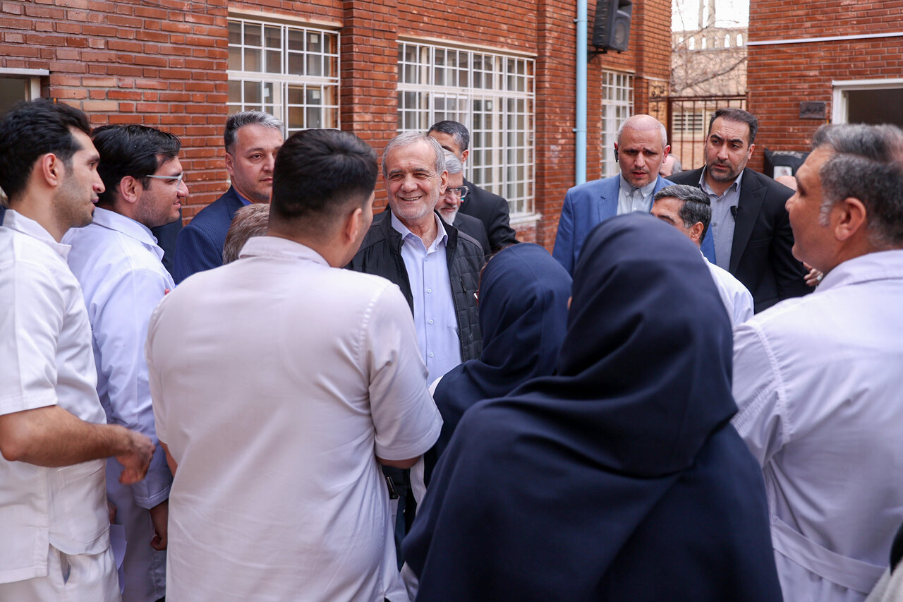 تصاویر عیادت پزشکیان از جانبازان در شهریار/ رئیس جمهوری پای صحبت ایثارگران 5 تصاویر عیادت پزشکیان از جانبازان در شهریار/ رئیس جمهوری پای صحبت ایثارگران