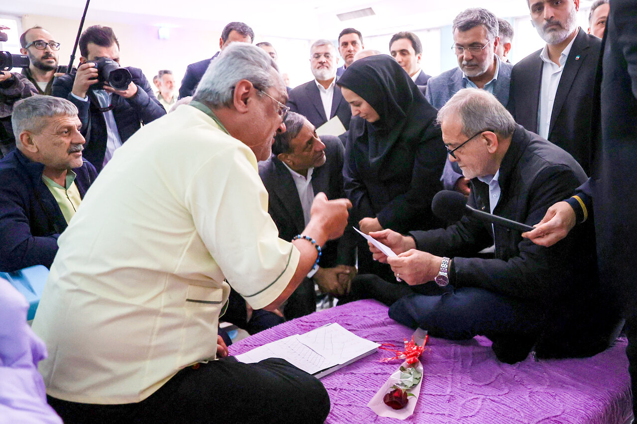 تصاویر عیادت پزشکیان از جانبازان در شهریار/ رئیس جمهوری پای صحبت ایثارگران 1 تصاویر عیادت پزشکیان از جانبازان در شهریار/ رئیس جمهوری پای صحبت ایثارگران