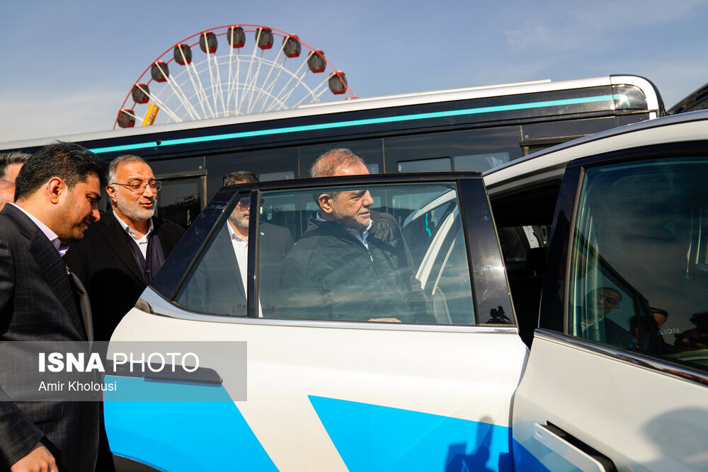 عکسی از رفتار عجیب پزشکیان در هنگام دیدن یک اتوبوس برقی/ رقیب انتخاباتی رئیس جمهوری هم بود