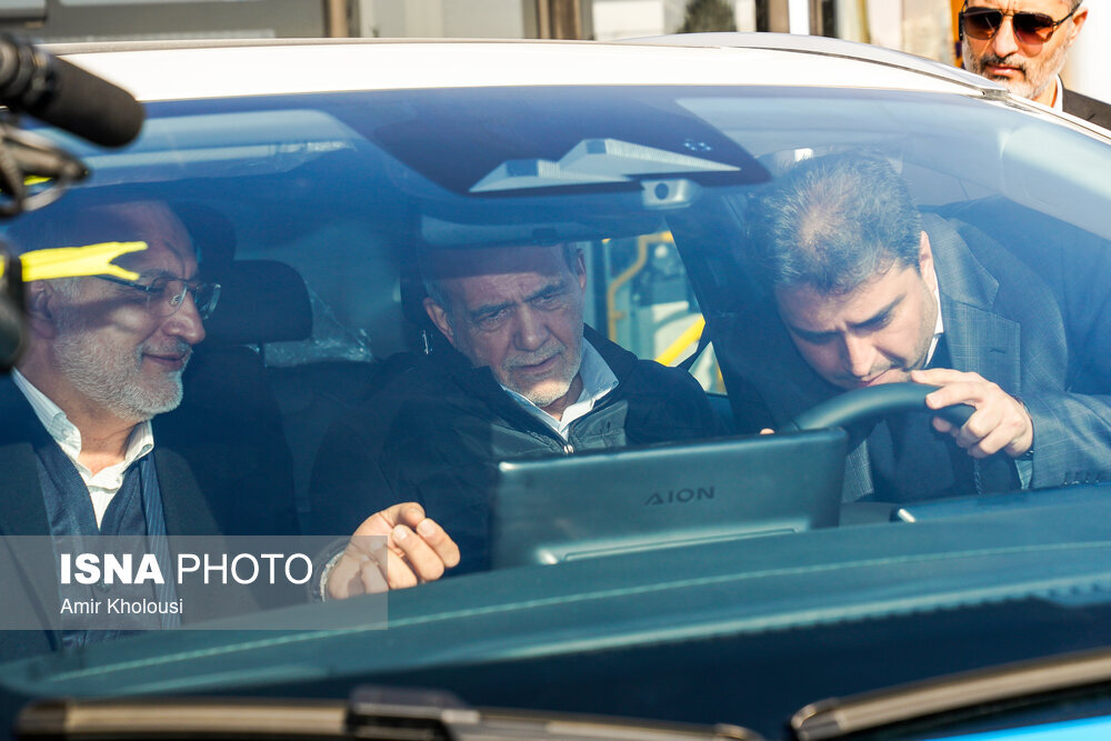 عکسی از رفتار عجیب پزشکیان در هنگام دیدن یک اتوبوس برقی/ رقیب انتخاباتی رئیس جمهوری هم بود