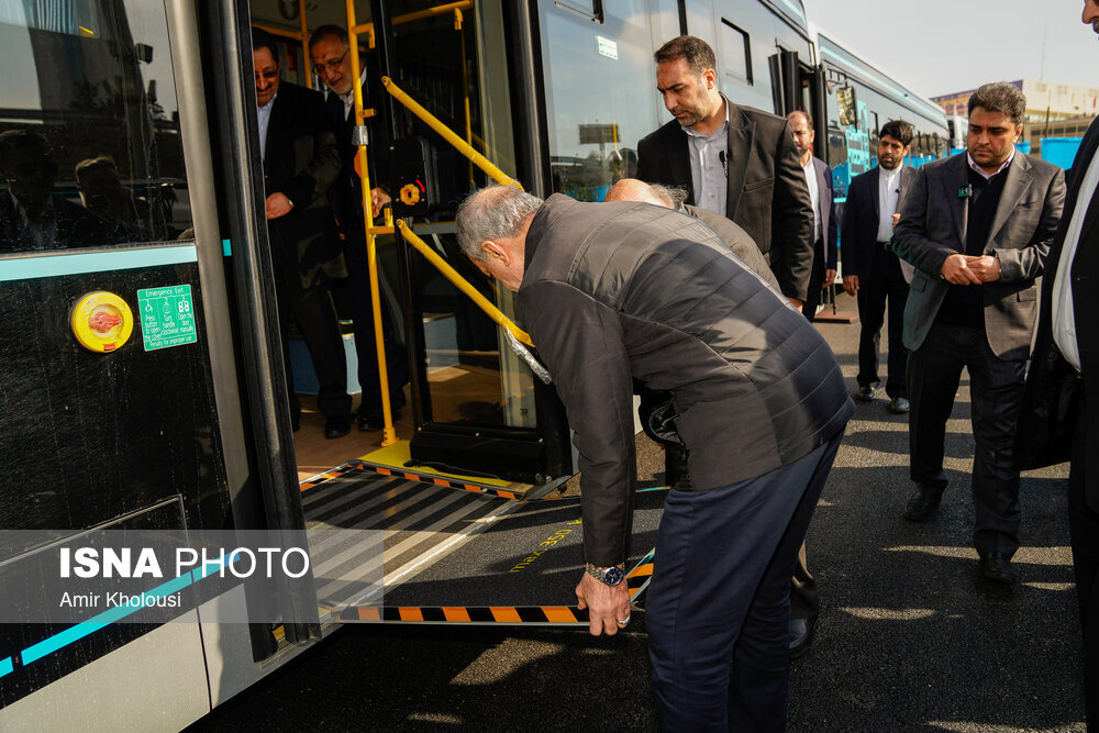 عکسی از رفتار عجیب پزشکیان در هنگام دیدن یک اتوبوس برقی/ رقیب انتخاباتی رئیس جمهوری هم بود