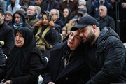ببینید | بی‌قراری همسر زنده‌یاد منوچهر والی‌زاده در مراسم تشییع