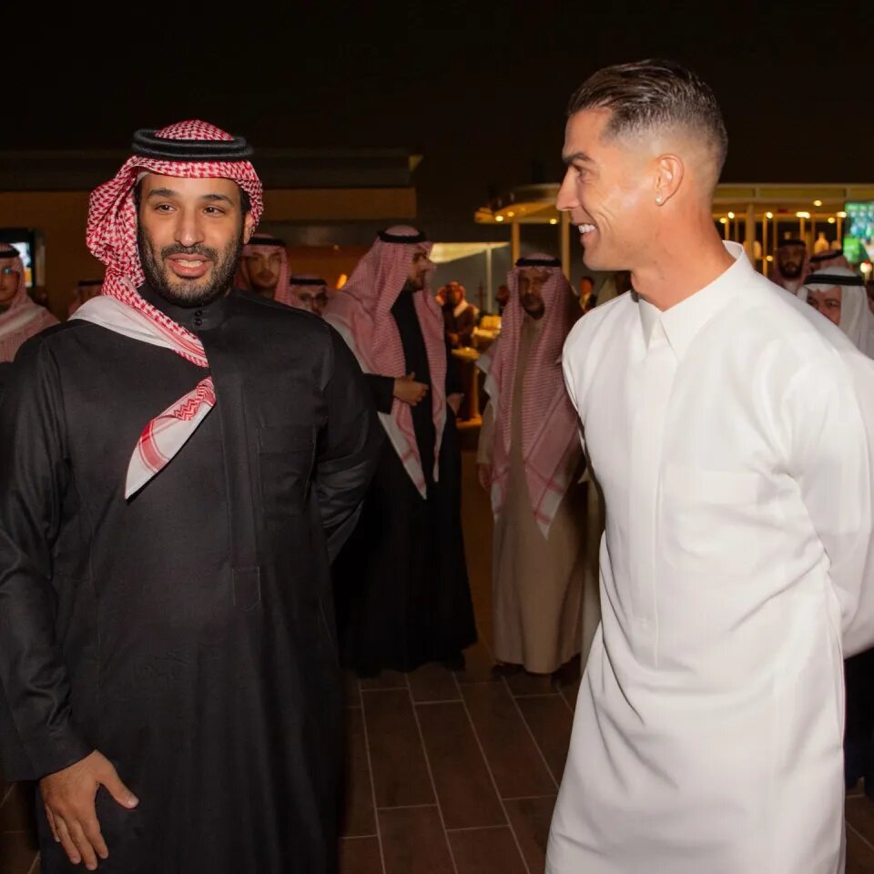 عکس | رونالدو با لباس عربی کنار بنسلمان؛ وقتی Cr7 قید حضور در یک مراسم را زد!