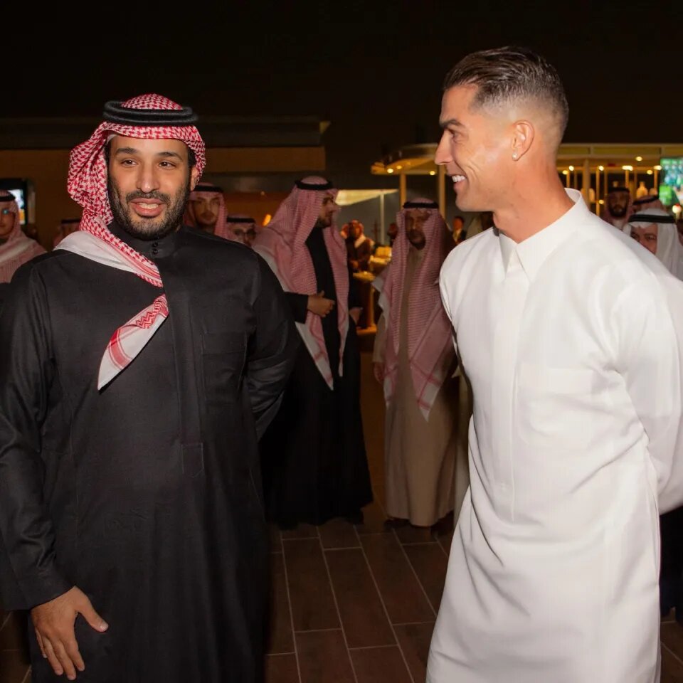 عکس | رونالدو با لباس عربی کنار بن‌سلمان؛ وقتی Cr7 قید حضور در یک مراسم را زد!