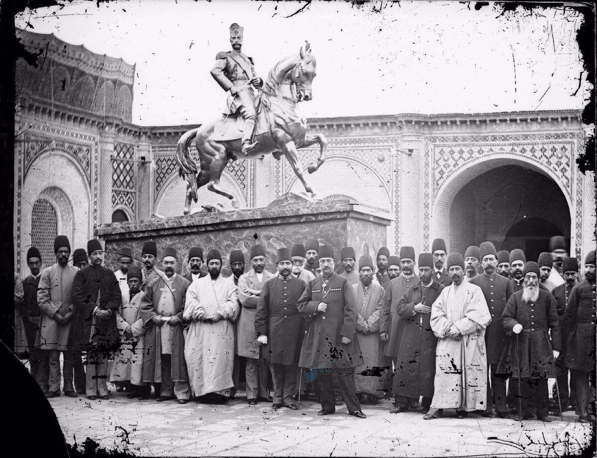 عکس/ ژست ناصرالدینشاه در کنار مجسمه خودش