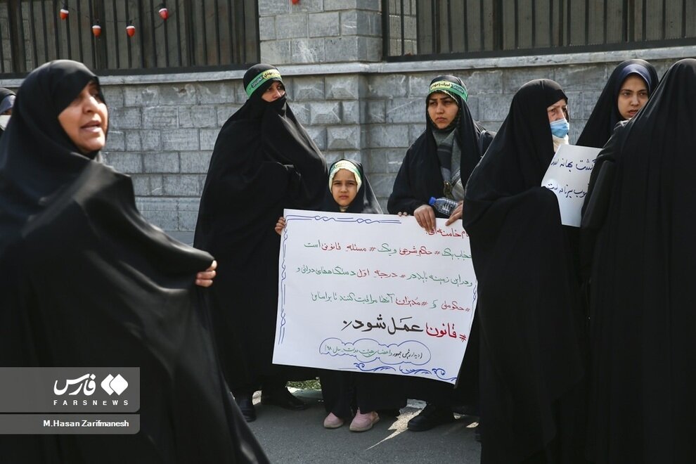 پرچالشترین قانون سالی که گذشت/ پاسخ منفی دولت؛ واکنش مثبت مجلس/ «عدهای مسئله حجاب را به عنوان چماق میبینند»