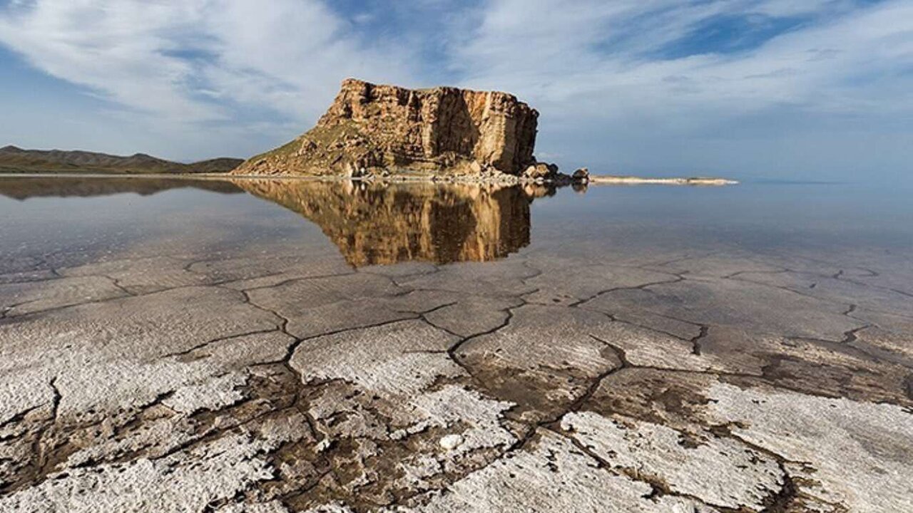 «دریاچه ارومیه طی ۲۸ سال اخیر، ۲۲ میلیارد تن آب از دست داده است»/  نمادهای مهم لرزه‌خیزی محیط دریاچه ارومیه در دو دهه اخیر