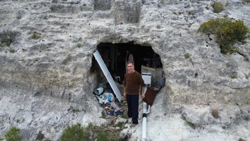 مردی که از ترس زلزله در غار زندگی میکند/عکس مردی که از ترس زلزله در غار زندگی میکند/عکس