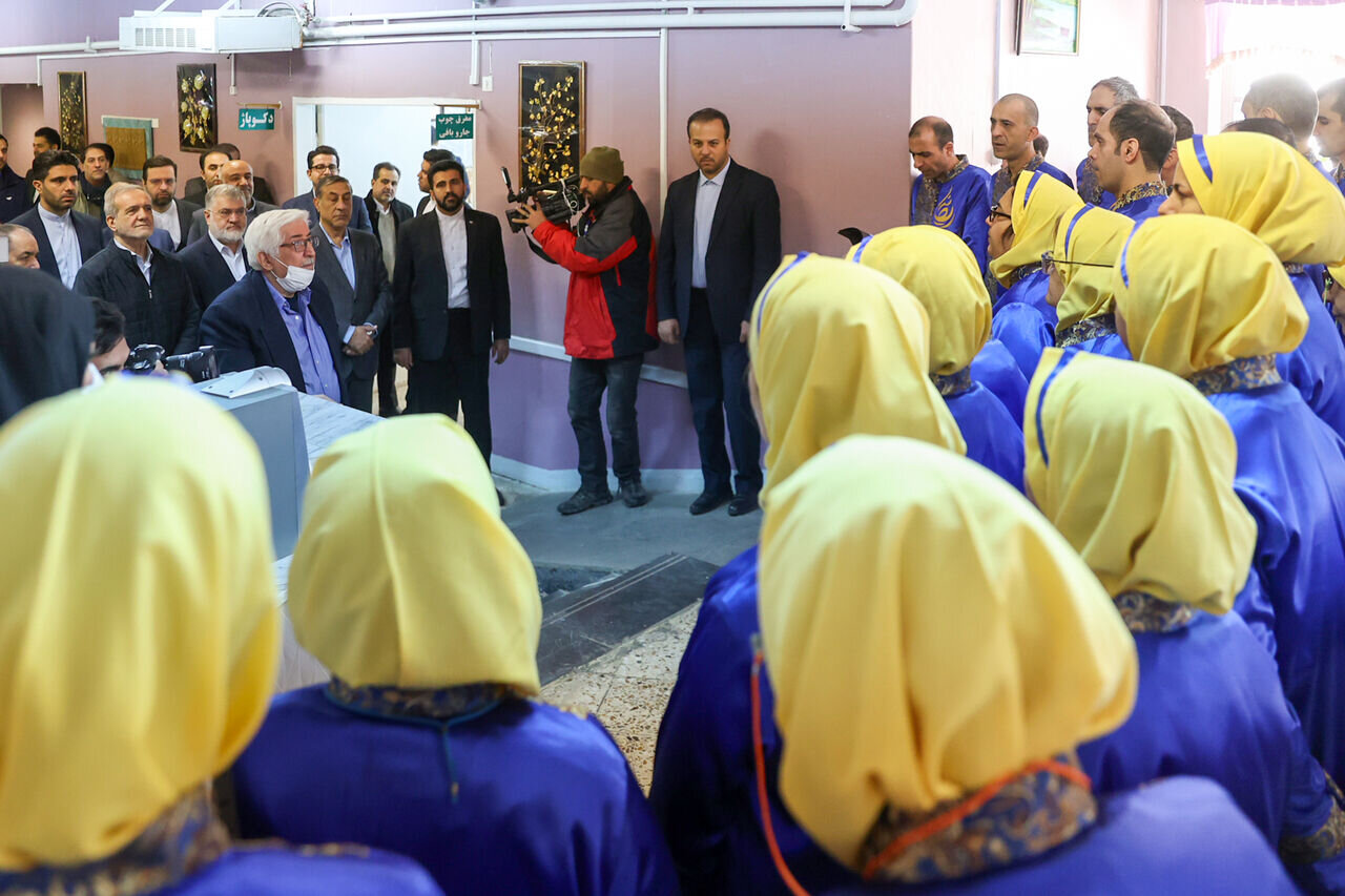 بازدید پزشکیان از مرکز خیریه و نیکوکاری ریحانهالنبی اسلامشهر/ معرفی دستگاه سنگشکن هولمیوم ایرانی با حضور رئیسجمهور+ عکس