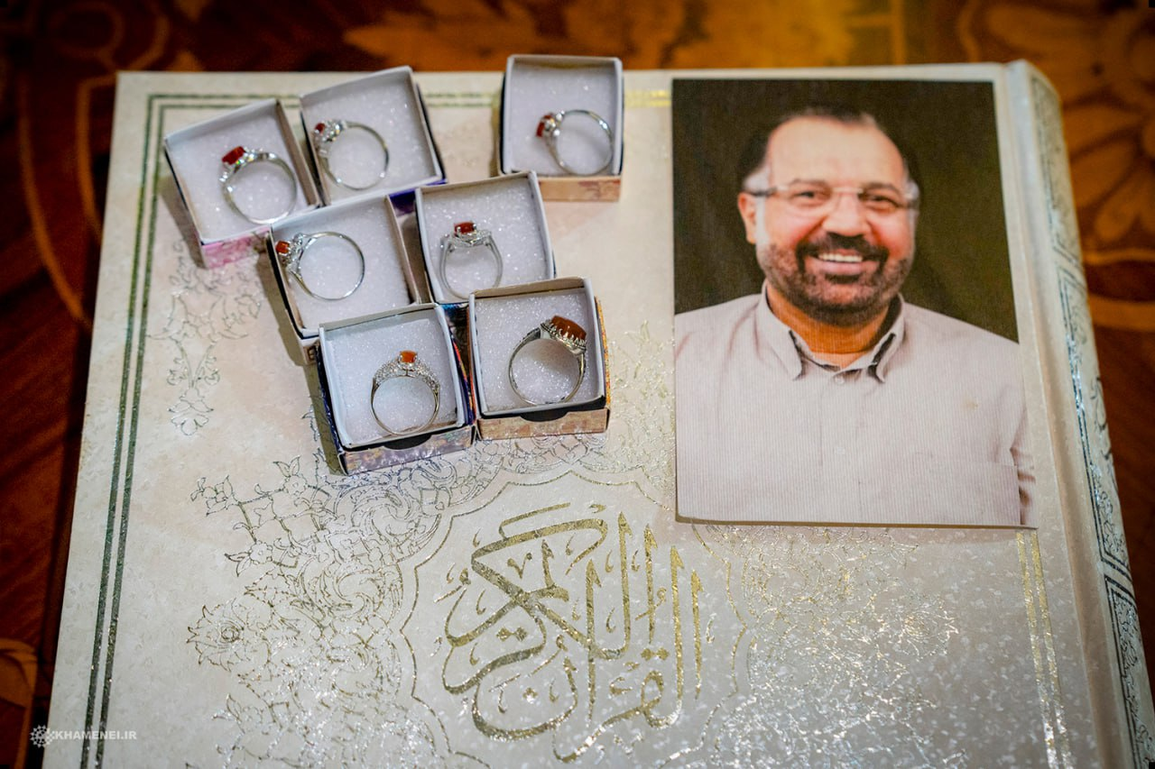 تصاویری از هدایای ویژه رهبر انقلاب به خانوادههای فرماندهان شهید حزبالله لبنان