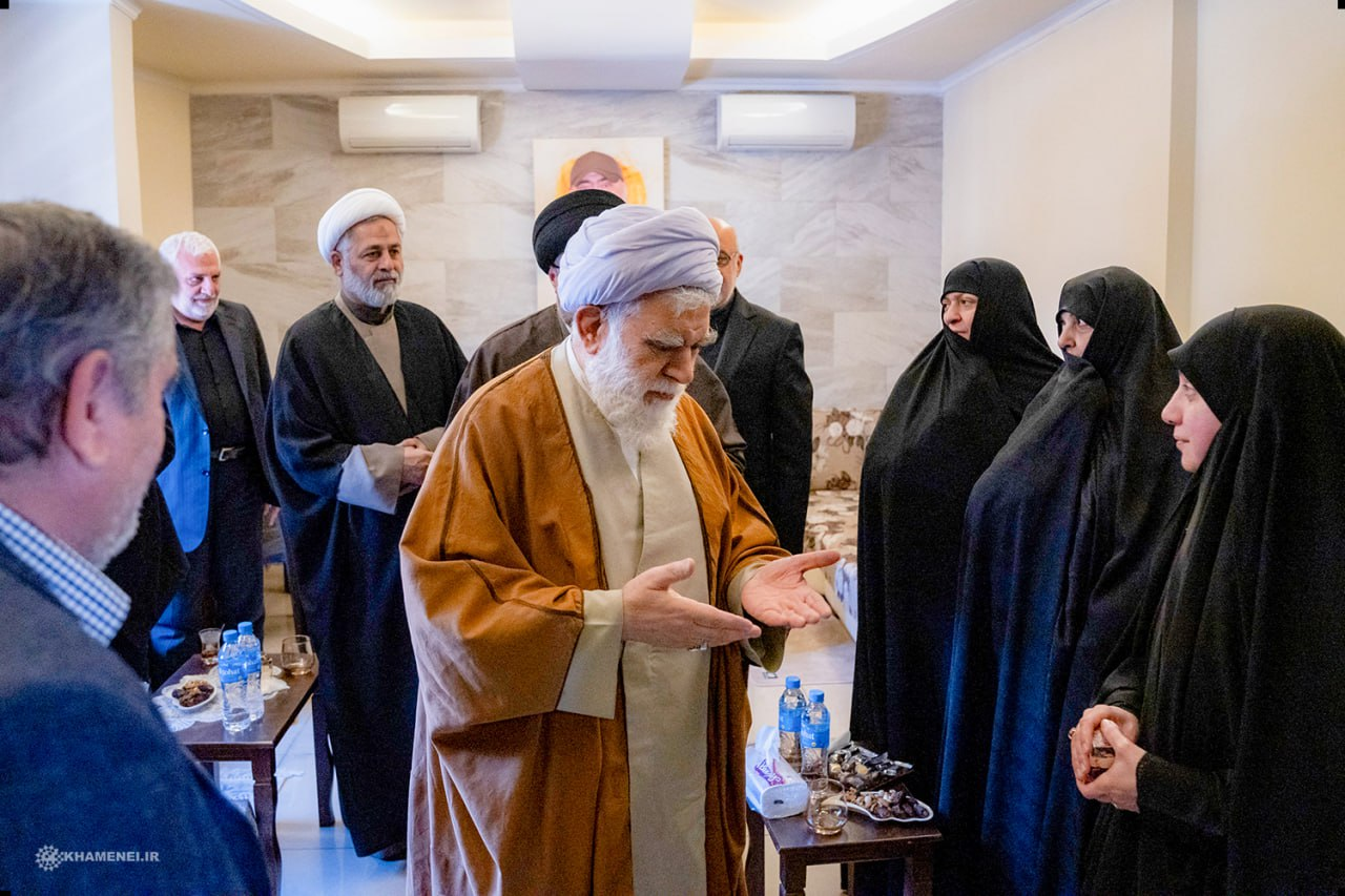 تصاویری از هدایای ویژه رهبر انقلاب به خانوادههای فرماندهان شهید حزبالله لبنان