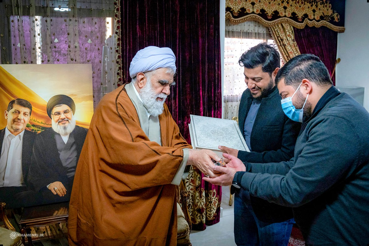 تصاویری از هدایای ویژه رهبر انقلاب به خانوادههای فرماندهان شهید حزبالله لبنان