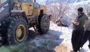 ببینید | نجات جان راننده پژو در لبه پرتگاه در روستای بزگوره پاوه توسط راهداران