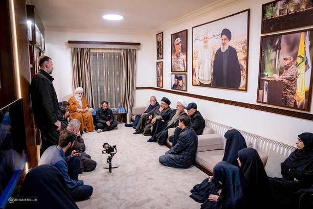 تصاویری از هدایای ویژه رهبر انقلاب به خانوادههای فرماندهان شهید حزبالله لبنان