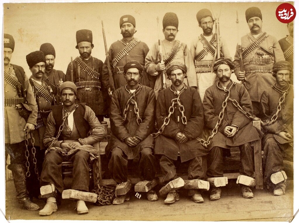 عکس/ زندانیان قاجاری در غل و زنجیر