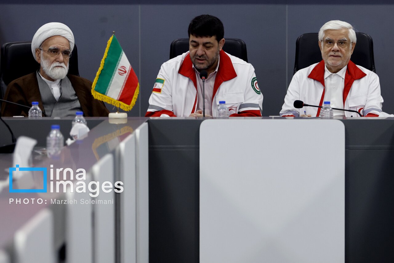 عارف: انقلاب ما، انقلاب ارزشهاست و هرگز دنبال جهانگشایی نیستیم/ معاون اول رئیس جمهور در یونیفرم متفاوت