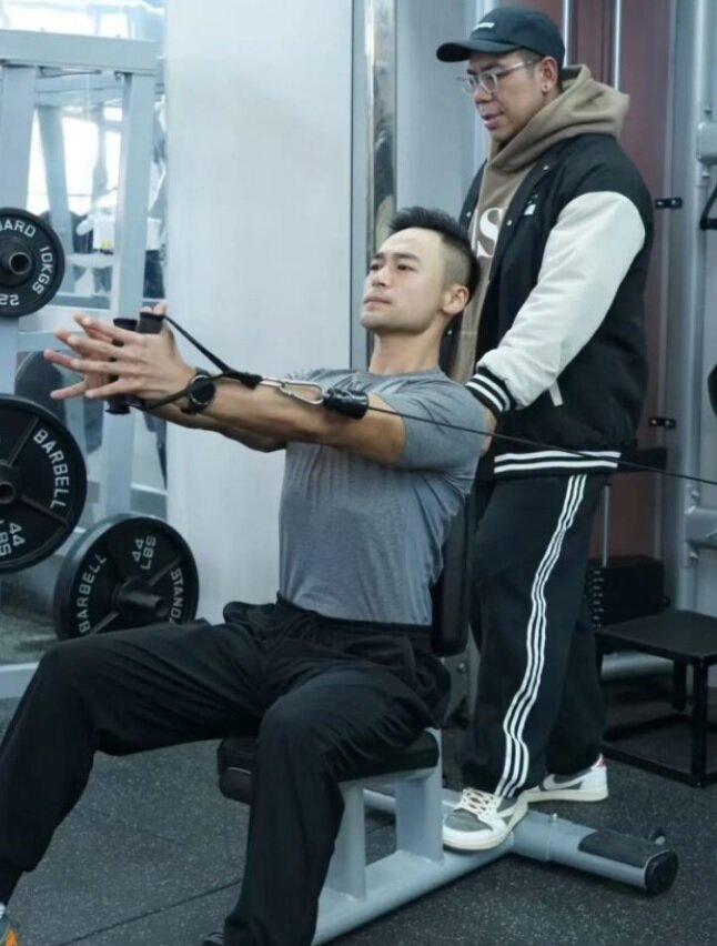 پزشکی که در ۴۲ روز ۲۵ کیلوگرم وزن کم کرد و برنده مسابقات بدنسازی شد!/ عکس