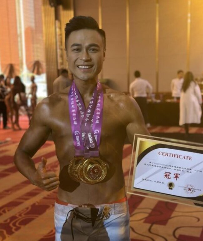 پزشکی که در ۴۲ روز ۲۵ کیلوگرم وزن کم کرد و برنده مسابقات بدنسازی شد!/ عکس