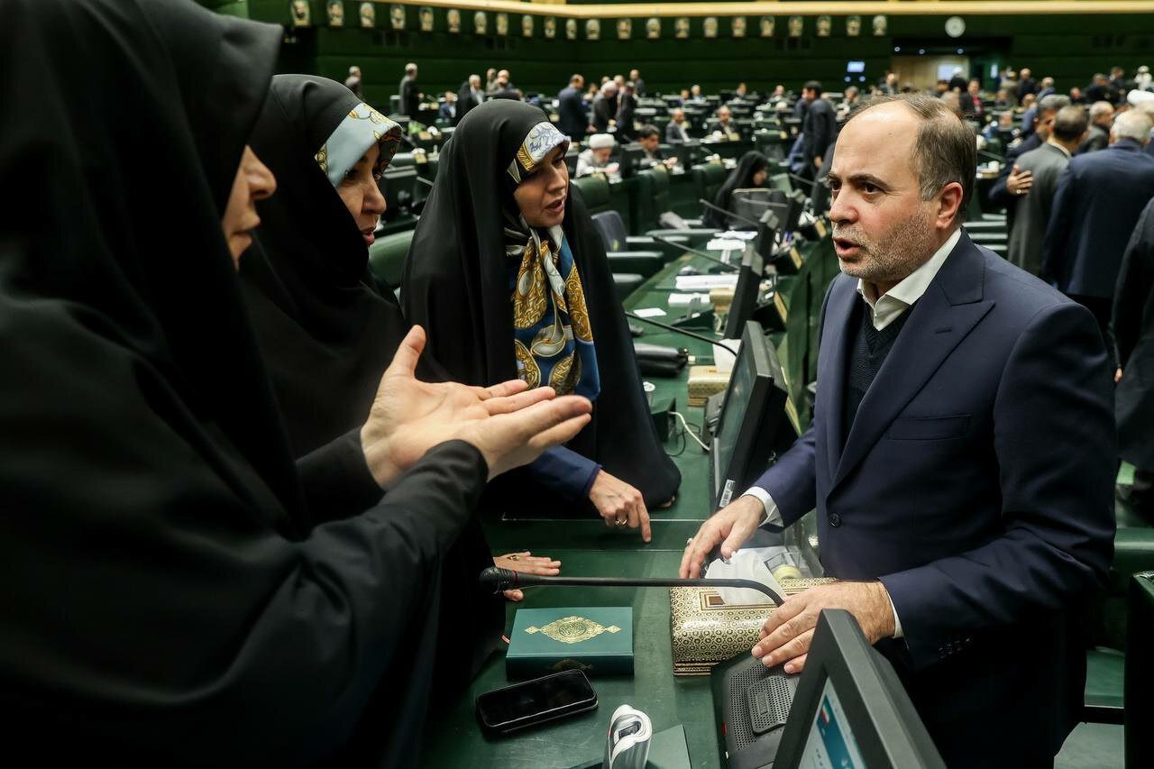 اولین عکس از میز رأی گیری مجلس برای رأی اعتماد به وزیر اقتصاد پزشکیان/ نوری قزلجه در حال لابی گری با نمایندگان زن