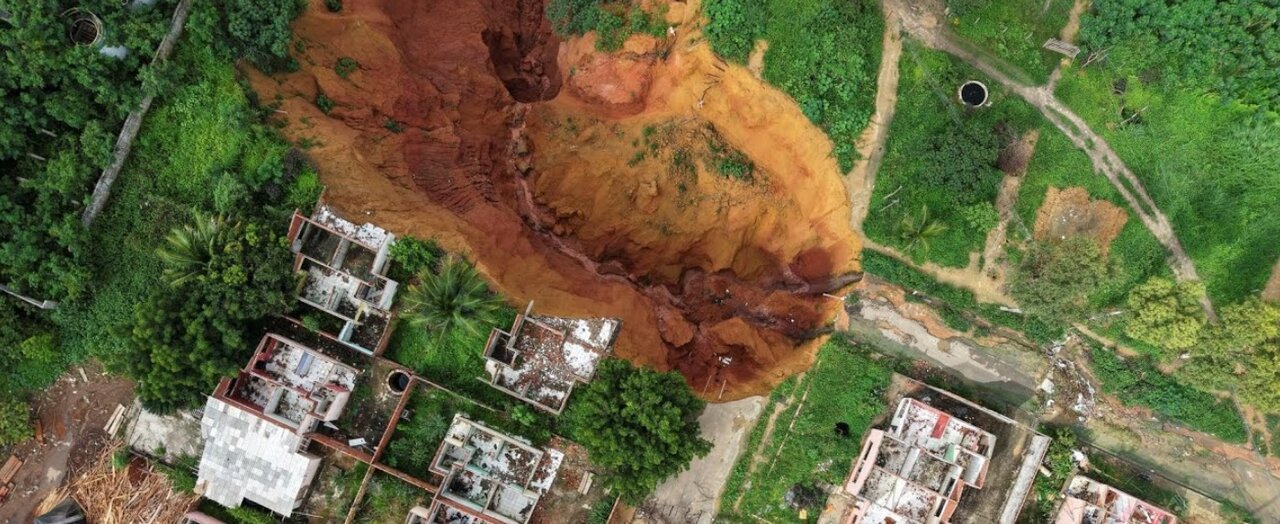 تصاویر باورنکردنی از فروچالههای عظیم که در حال بلعیدن این شهر هستند