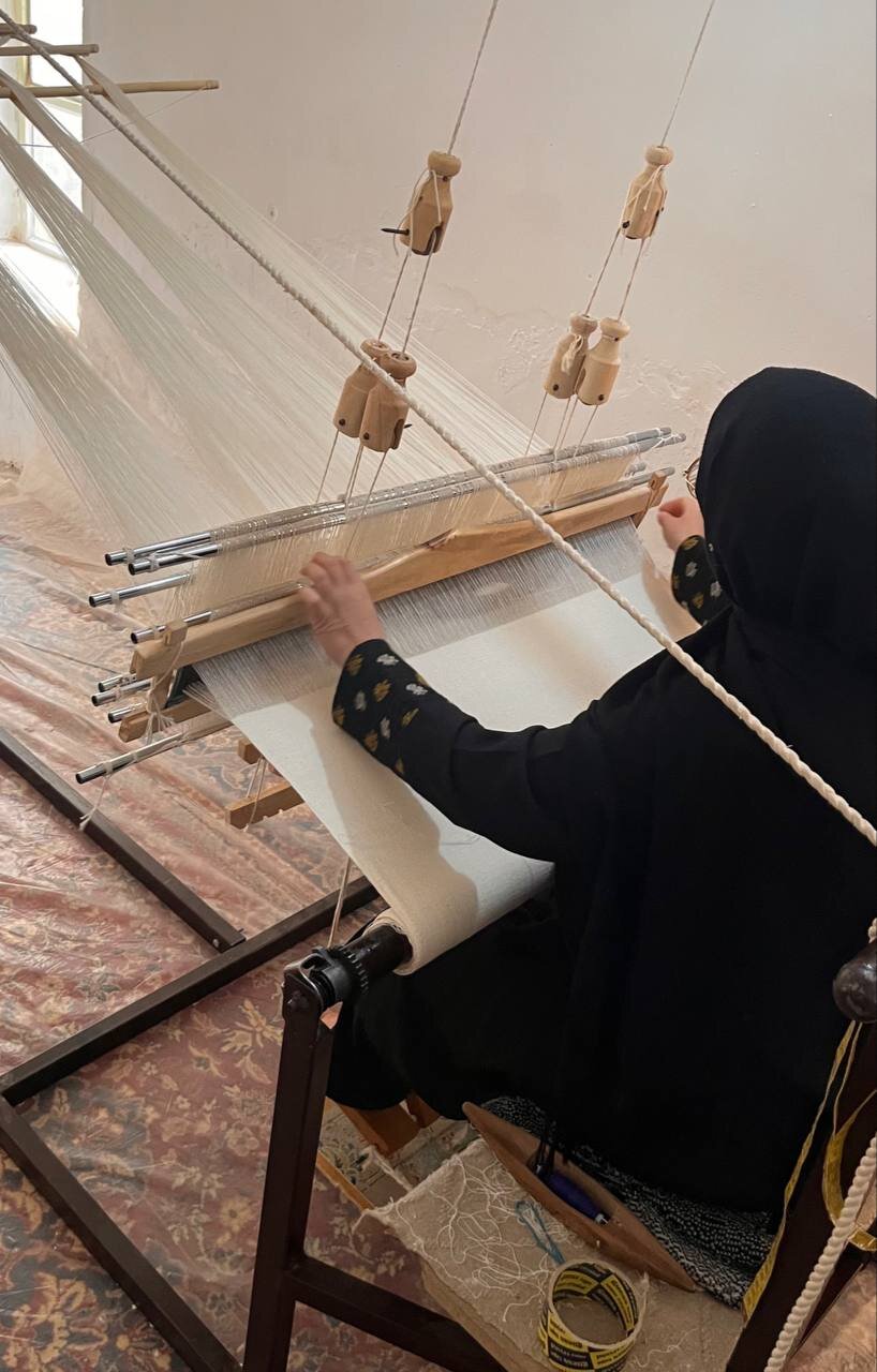 دستبافتههایی از عشق و پنبه/ یک کسبوکار موفق با طرفدارانی در داخل و خارج از کشور/ «شغل اولم مادری است»