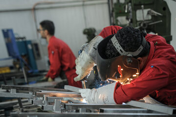 دستمزد کارگران چقدر بالا میرود؟/ پیشنهادهای کارگری و کارفرمایی برای تعیین دستمزد ۱۴۰۴ دستمزد کارگران چقدر بالا میرود؟/ پیشنهادهای کارگری و کارفرمایی برای تعیین دستمزد ۱۴۰۴