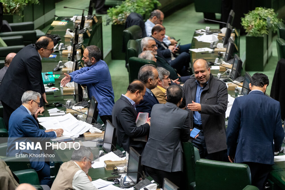 بی توجهی قالیباف به سخنان وزیر نیرو/ نمایندگان پاک نژاد را احاطه کردند/ این 2 نمانیده مشغول قرآن خواندن شدند/ تصاویری از حواشی امروز مجلس