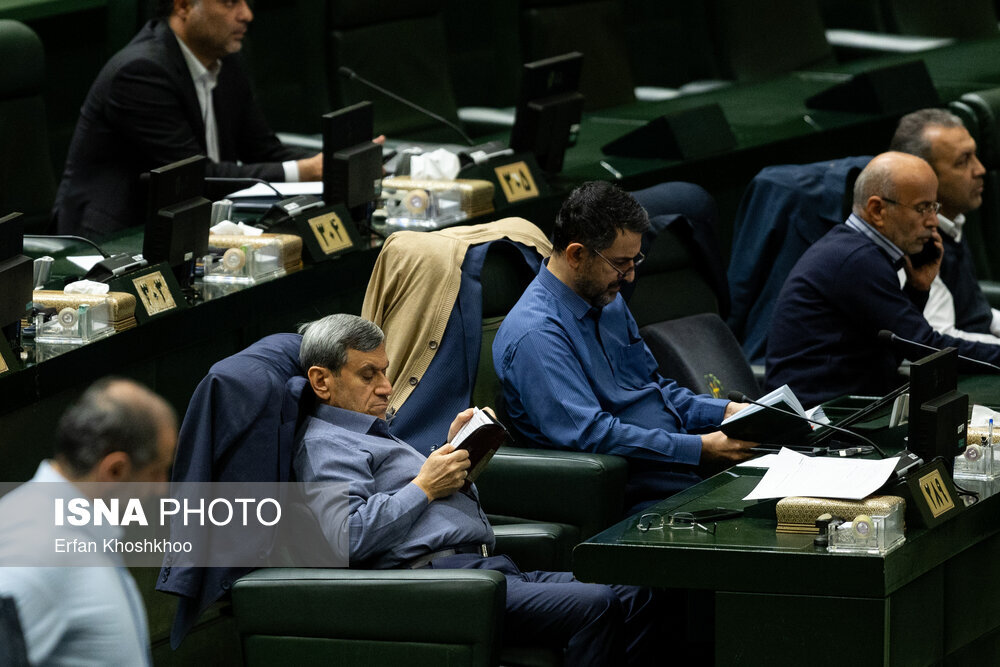 بی توجهی قالیباف به سخنان وزیر نیرو/ نمایندگان پاک نژاد را احاطه کردند/ این 2 نمانیده مشغول قرآن خواندن شدند/ تصاویری از حواشی امروز مجلس