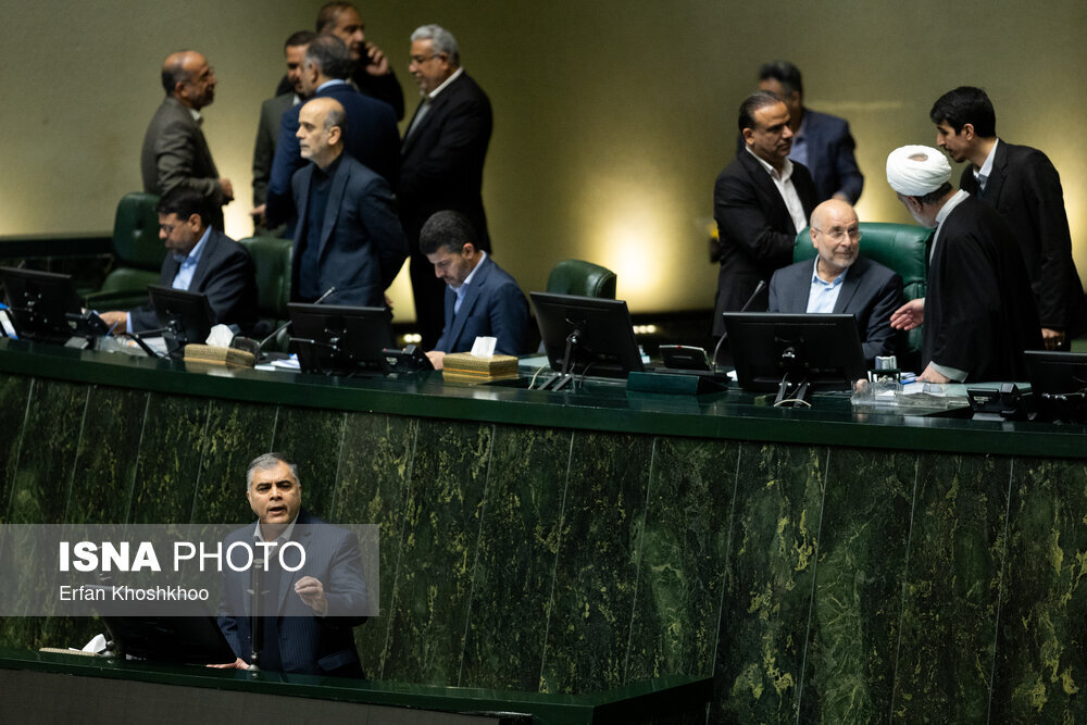 بی توجهی قالیباف به سخنان وزیر نیرو/ نمایندگان پاک نژاد را احاطه کردند/ این 2 نمانیده مشغول قرآن خواندن شدند/ تصاویری از حواشی امروز مجلس