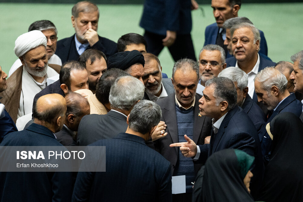 بی توجهی قالیباف به سخنان وزیر نیرو/ نمایندگان پاک نژاد را احاطه کردند/ این 2 نمانیده مشغول قرآن خواندن شدند/ تصاویری از حواشی امروز مجلس