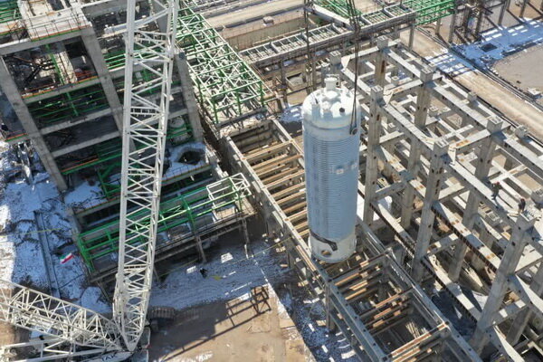 نصب راکتورهای فوق سنگین ۱۳۰ تنی پروژه پلیاتیلن سنگین پتروشیمی تبریز