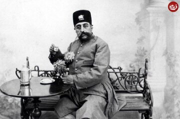 عکس | سفر به دوران قاجار؛ مظفرالدین شاه در دوران نوجوانی در کنار ملازمان و خدمتکارانش عکس | سفر به دوران قاجار؛ مظفرالدین شاه در دوران نوجوانی در کنار ملازمان و خدمتکارانش